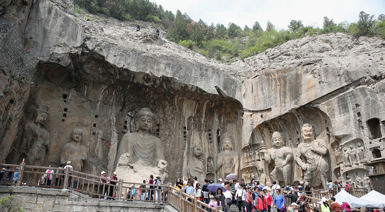 官方通報游客在洪崖洞景區(qū)遭違規(guī)攬客：對唐某行政罰款，限制從業(yè)